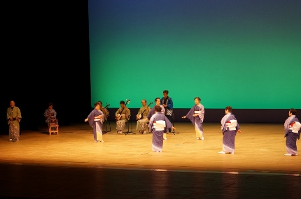 民踊大会で踊る伊那市からの参加する団体