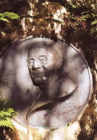 ウェストン碑(写真)