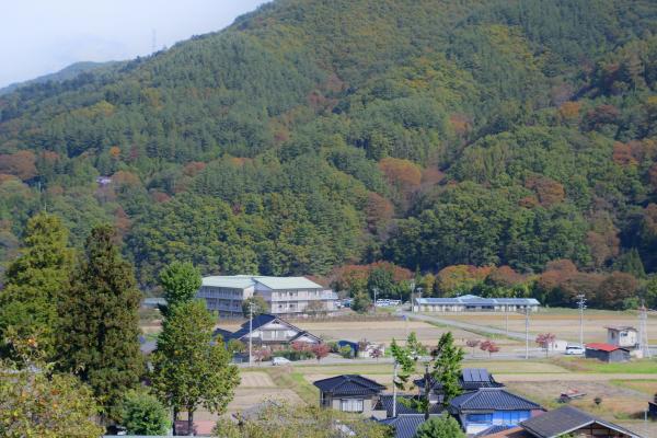 高遠の初冬の景色に溶け込む施設