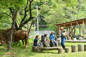 馬耕体験に訪れる方と話す様子