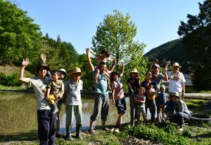 地域の皆さんと一緒に田植えをする様子