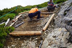 図.登山道整備（丸太の付け替え）