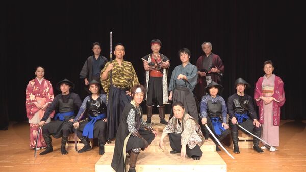 舞台の出演するみなさんの集合写真