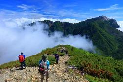 小仙丈尾根から望む東駒ヶ岳