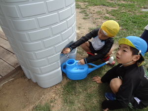 雨水タンクを使うこどもたち