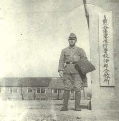 伊那分教所の前で写真を撮る生徒