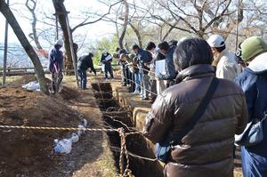 南曲輪で進む発掘調査の写真