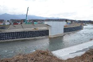 天竜川で進められている環状北線の橋の工事の写真