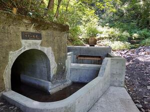 木曽山用水の隧道入口と水桝の写真