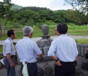 犬房丸公の墓といわれる石塔