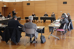 1月に行われた第1回目の委員会で市長より委嘱状を受け取った13名の委員。この13名が中心となって、現在活動しています