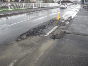 漏水により道路が破損した写真