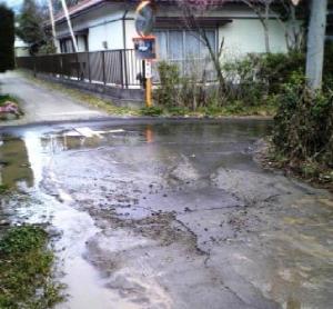 道路への漏水の写真