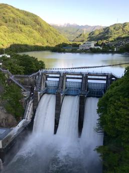 高遠さくら発電所（維持放流水を活用した小水力発電所）の写真