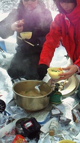 雪中鍋料理の写真