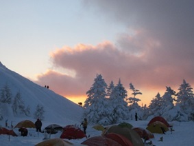 ヒュッテ近くのテント場の写真