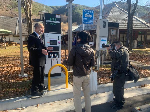 インタビューに応じる白鳥市長