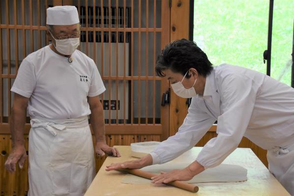 そば打ち体験する中村さん