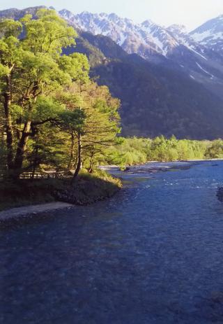 ウェストン碑のある梓川の畔（写真）