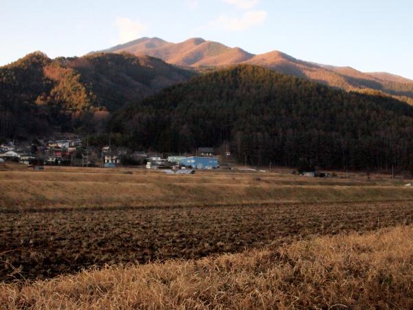 経ヶ岳の山頂あたりに残る夕陽（写真）