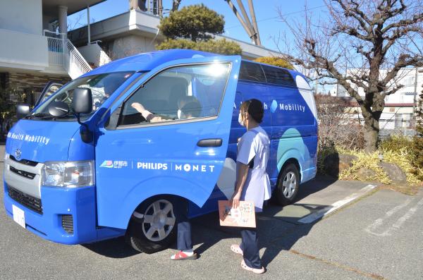 移動診察車の写真