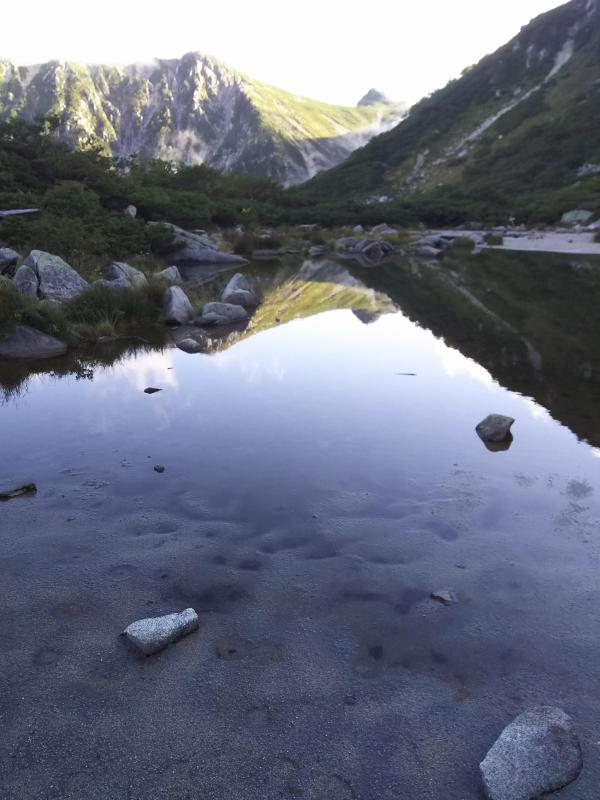 カール湖の濃ヶ池と宝剣岳遠望の画像