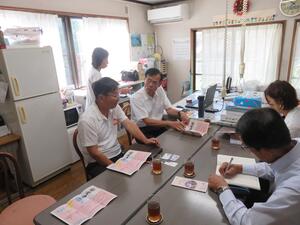 中間教室での聞き取りの様子