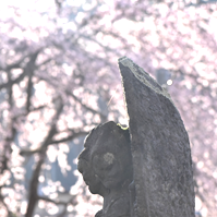 参道の馬頭観音像の写真