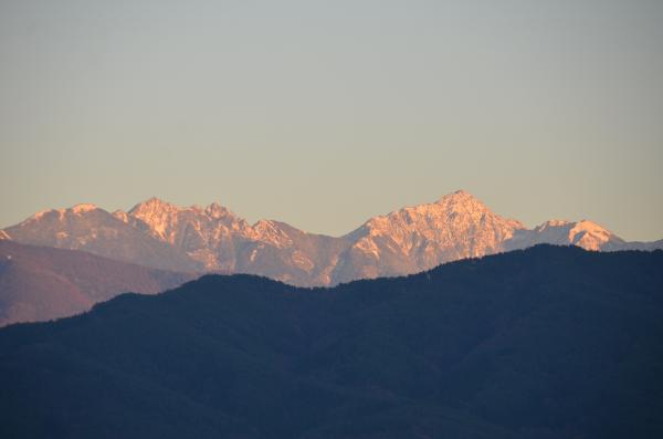 夕日に染まる鋸岳、東駒ヶ岳（写真）
