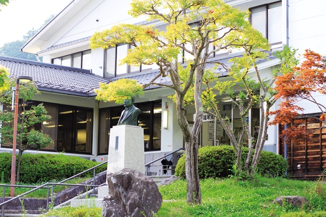 高遠町図書館