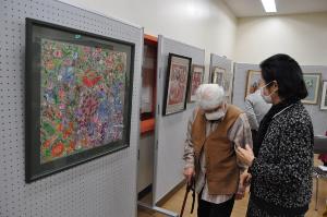 刺繍の解説をする木嶋孝子さんの写真です