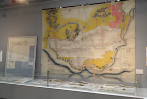 展示風景の写真です。大きな高遠町の絵図が展示されています。