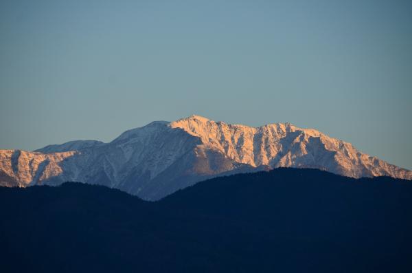 夕日に染まる仙丈ケ岳(写真)
